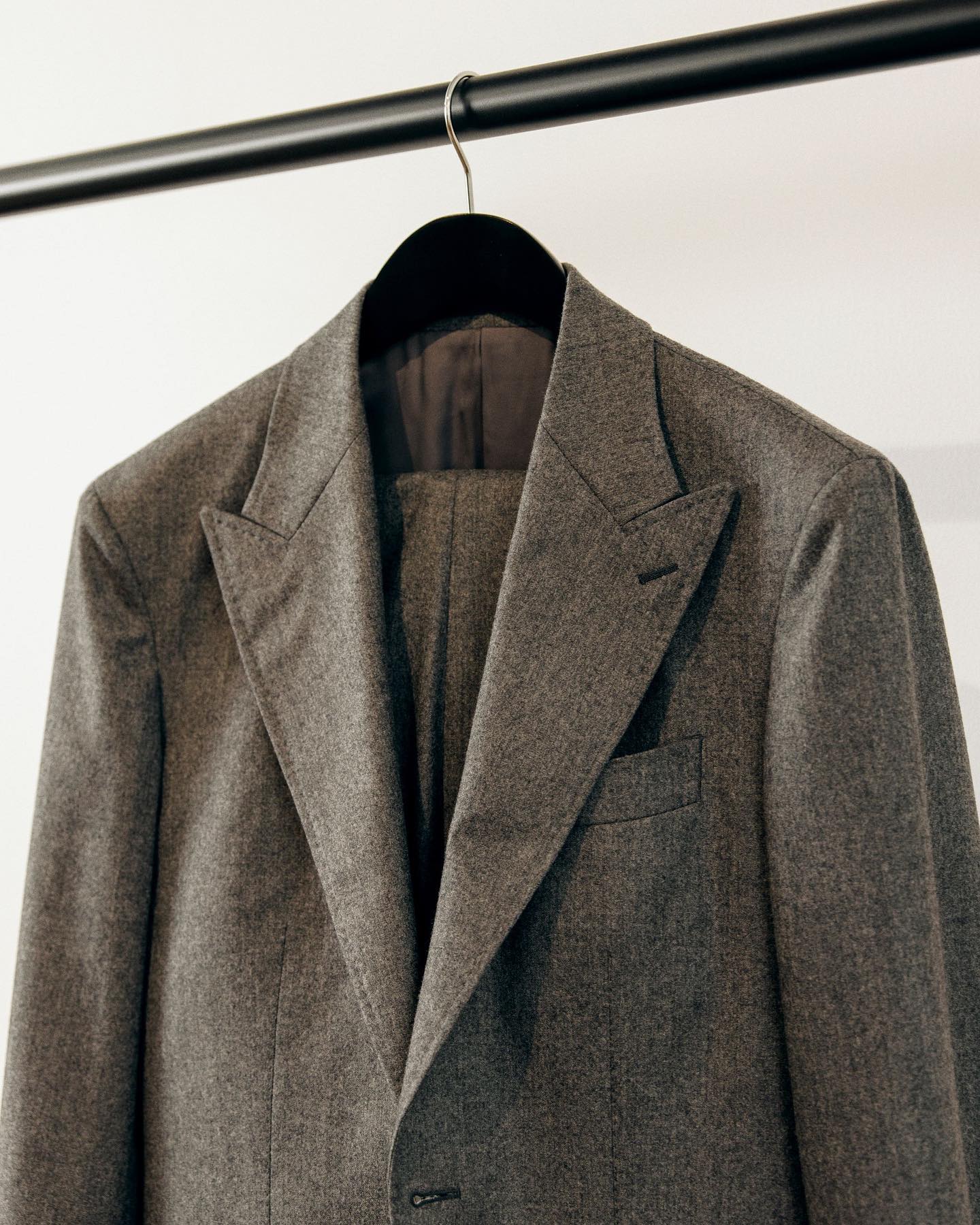 What is the difference between off-the-rack and custom-made mens suits in Hobart?